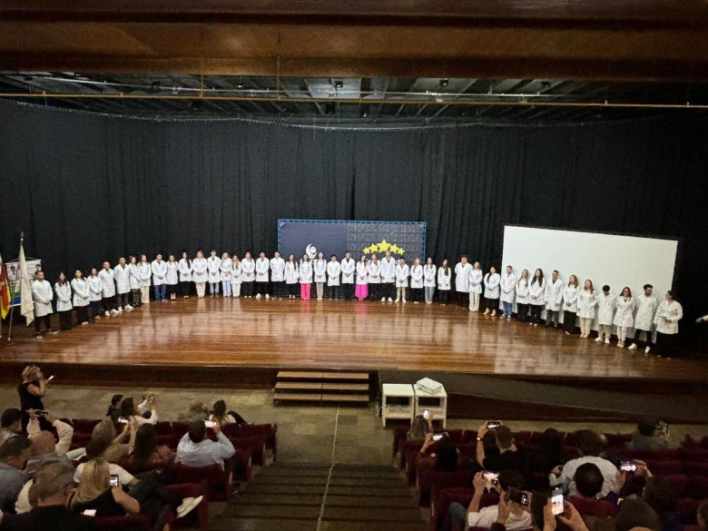 arquivos/tinyMCE4/admmogly/curso-de-medicina-promove-aula-inaugural e-cerimonia-de-entrega-de-jalecos-aos-novos-estudantes/jalecos08.jpeg